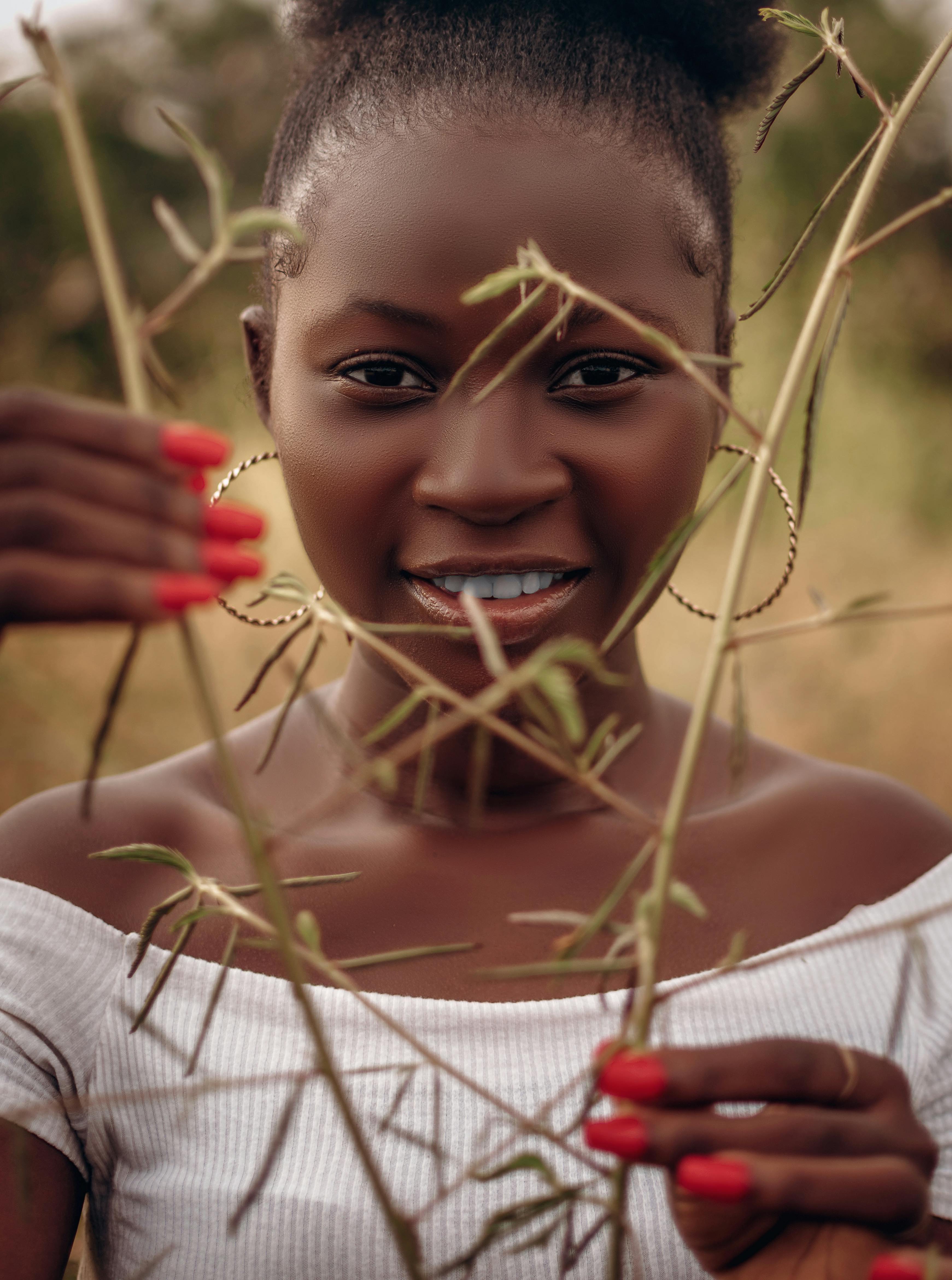 销售团队在白板前梳理客户关系管理流程