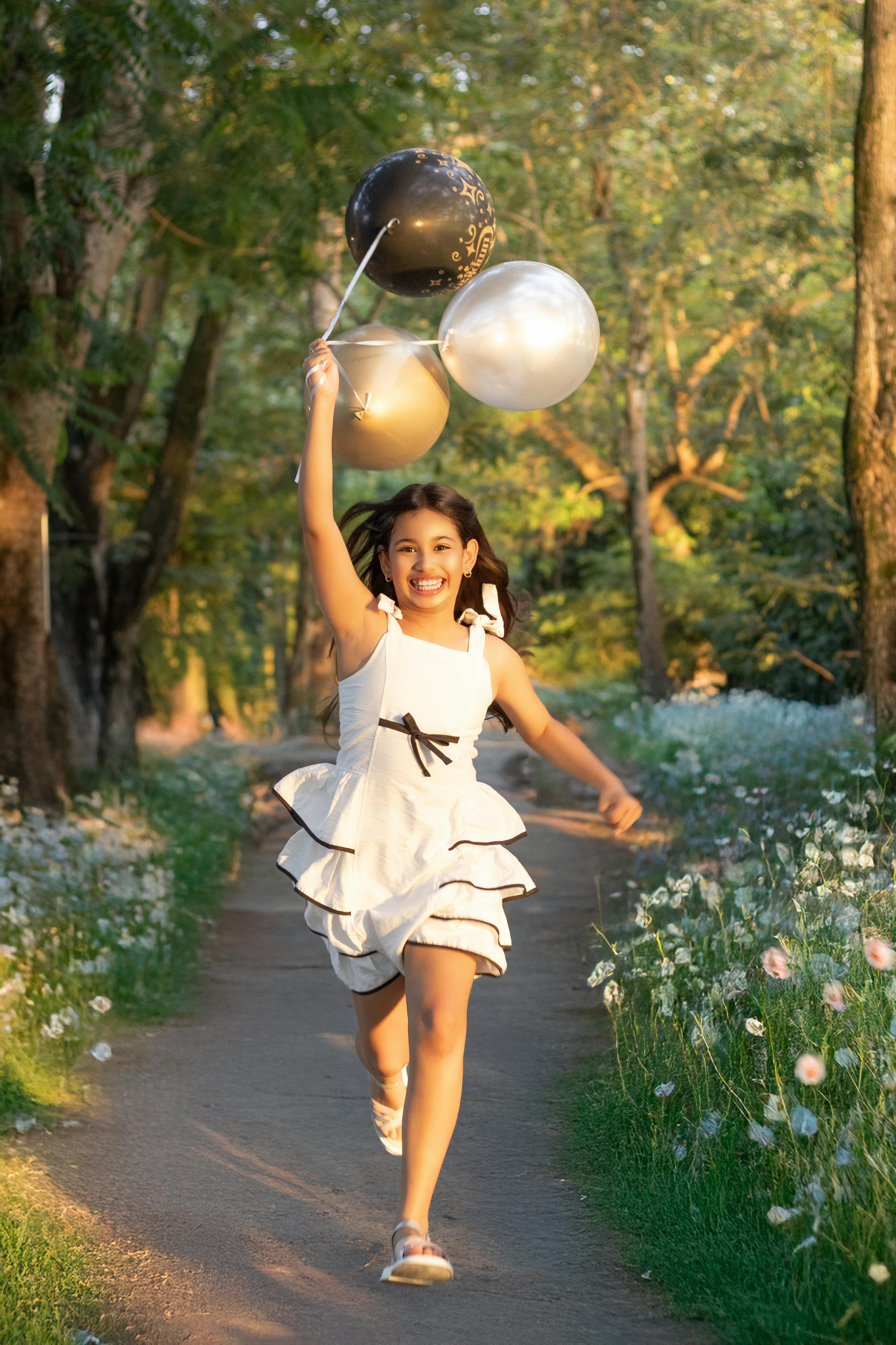 企业团队在会议上讨论CRM落地与数据复盘