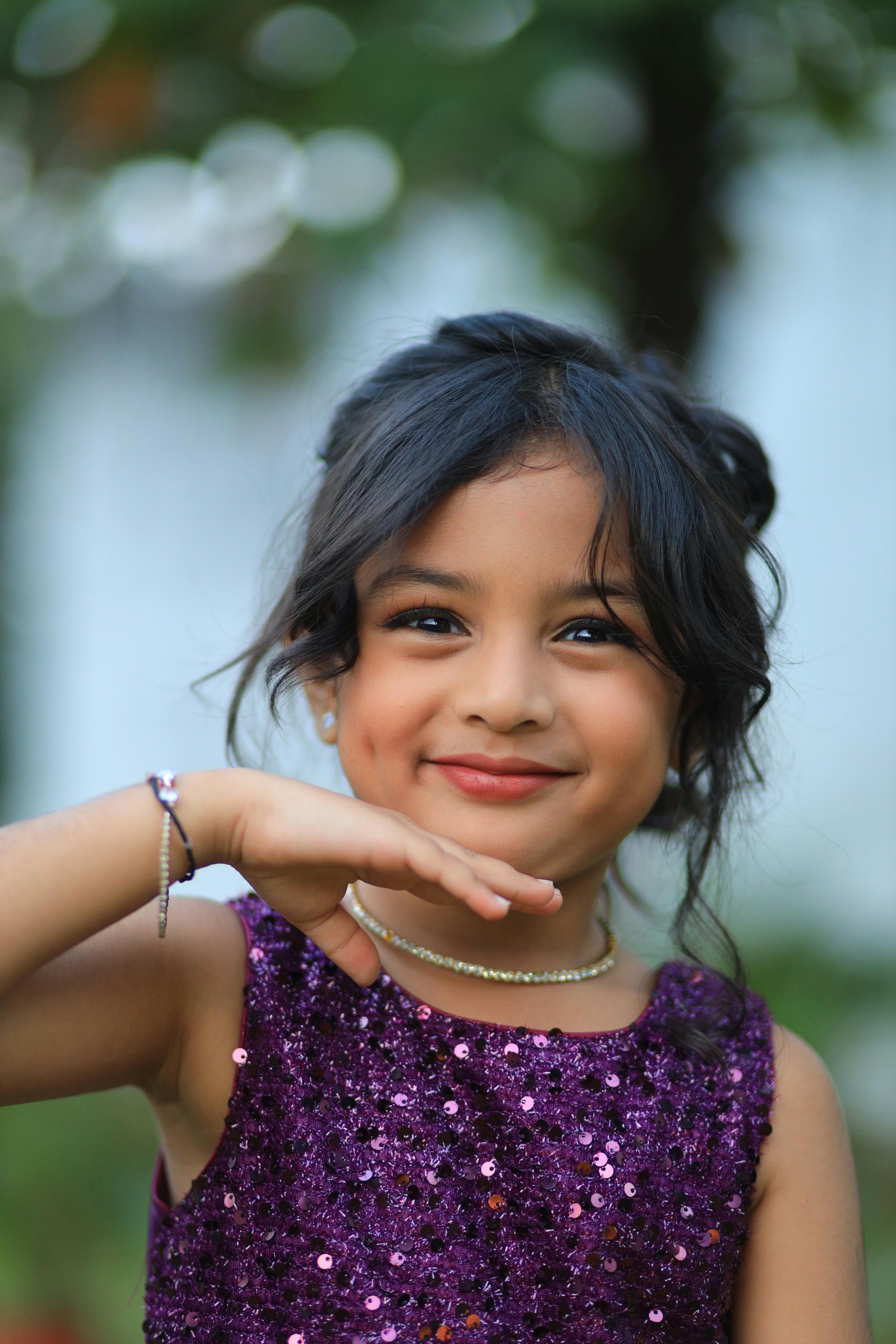 团队在系统中查看客户关系管理流程状态